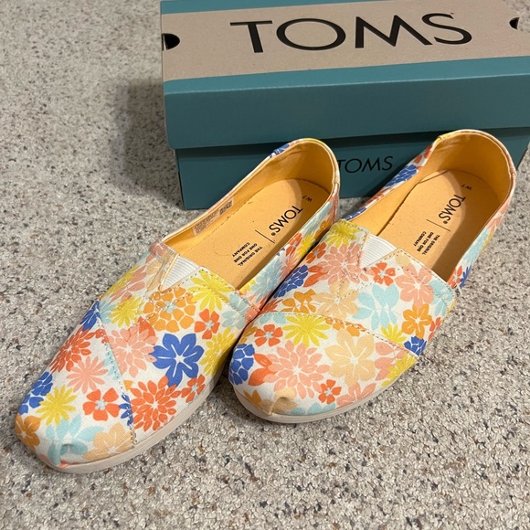 TOMS daisy floral print - worn once - Picture 1 of 1